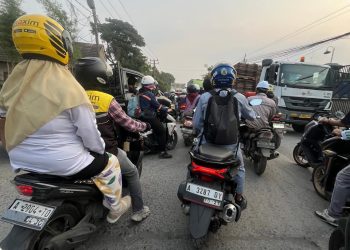 Warga Resah, Truk Tambang di Jalan Raya Pulo Ampel–Bojonegara Diduga Sebabkan Polusi Debu dan Ganggu Aktivitas Masyarakat