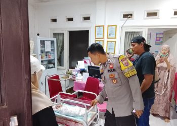 Bayi Perempuan Bertali Pusar Ditemukan di Tepi Sungai Perumahan Metro Cilegon