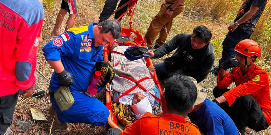 Lansia Terjatuh Saat Berkebun di Gunung Cinampul, Dievakuasi Tim Gabungan