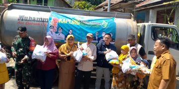 Karang Taruna dan Dinsos Cilegon Salurkan Air Bersih untuk Warga Terdampak Kemarau di Gunung Batur