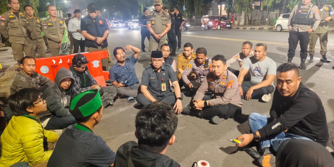 Tak Kunjung Ditemui, Massa Aksi HMI Bermalam di Kantor Wali Kota Cilegon