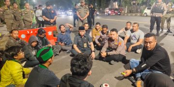 Tak Kunjung Ditemui, Massa Aksi HMI Bermalam di Kantor Wali Kota Cilegon