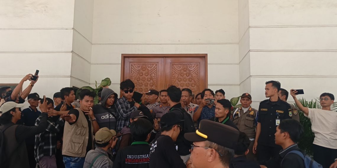 Demo Kenaikan Belanja Pegawai Pemkot Cilegon Ricuh, Masa Aksi Alami Pemukulan