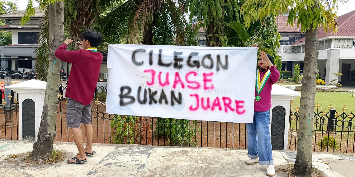 Gema Al-Khairiyah Cilegon Bentangkan Spanduk, Soroti Gaji Guru PPPK Paruh Waktu yang Belum Dibayar
