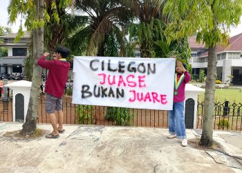 Gema Al-Khairiyah Cilegon Bentangkan Spanduk, Soroti Gaji Guru PPPK Paruh Waktu yang Belum Dibayar