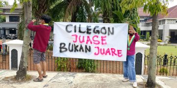 Gema Al-Khairiyah Cilegon Bentangkan Spanduk, Soroti Gaji Guru PPPK Paruh Waktu yang Belum Dibayar